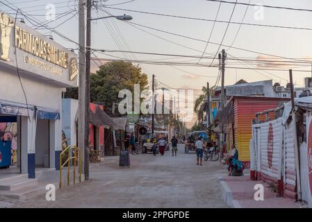 Turisti su una strada sabbiosa a Holbox Island, Quintana Roo, Messico Foto Stock