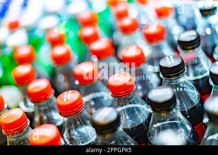 Bottiglie di bevande messe in vendita in un frigorifero commerciale Foto Stock