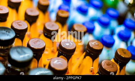 Bottiglie di bevande messe in vendita in un frigorifero commerciale Foto Stock