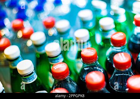 Bottiglie di bevande messe in vendita in un frigorifero commerciale Foto Stock