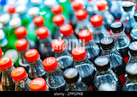 Bottiglie di bevande messe in vendita in un frigorifero commerciale Foto Stock