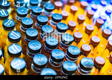 Bottiglie di bevande messe in vendita in un frigorifero commerciale Foto Stock