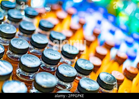 Bottiglie di bevande messe in vendita in un frigorifero commerciale Foto Stock