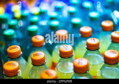 Bottiglie di bevande messe in vendita in un frigorifero commerciale Foto Stock