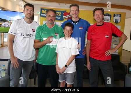 Fabian Boll, Thomas Mir, Paul (in Behandlung im UKE, von Geburt an herzkrank), Steffen Hallaschka, Lou Richter, Pressekonferenz Kicken mit Herz, Kaifu Lodge Amburgo, 23.08.2022 Foto Stock