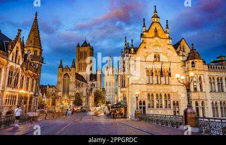 Architettura della città vecchia di Gand, Belgio dopo il tramonto Foto Stock