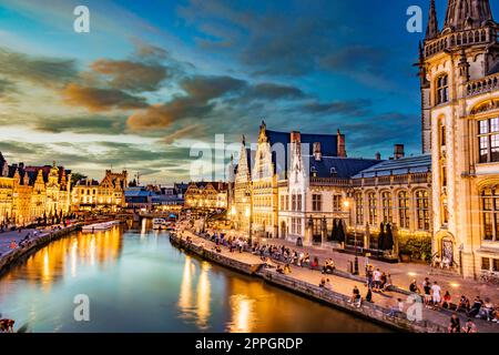 Architettura della città vecchia di Gand, Belgio dopo il tramonto Foto Stock