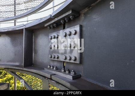 Dettaglio dei bulloni a vite in acciaio che collegano una struttura industriale massiccia in acciaio Foto Stock