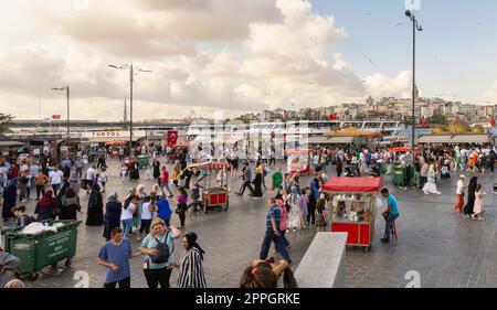 Folle di cittadini locali a Eminonu Plaza durante la festa del giorno della Vittoria con vista sulla città, Istanbul, Turchia Foto Stock