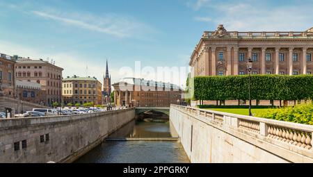 Fiume Norrstrom con Parlamento svedese, autorità centrale della Svezia, e torre della chiesa di Klara, Gamla Stan, Stoccolma Foto Stock