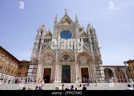 SIENA, ITALIA - 22 GIUGNO 2022: Vista frontale del Duomo di Siena in Toscana Foto Stock