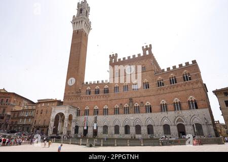 SIENA, ITALIA - 22 GIUGNO 2022: Palazzo pubblico e la torre Torre del Mangia nel centro storico di Siena, Toscana, Italia Foto Stock