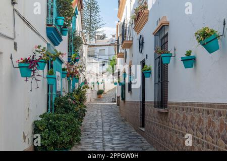 Strade strette nel centro di Estepona, tipica cittadina andalusa nel sud della Spagna Foto Stock