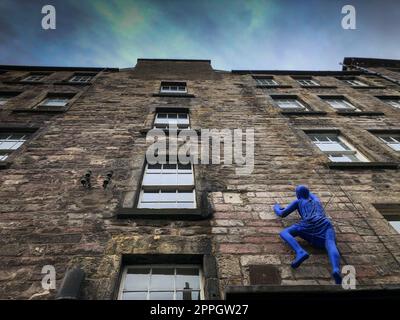 Edimburgo è la compatta capitale collinare della Scozia. Vanta un centro storico medievale e un'elegante città nuova georgiana con giardini ed edifici neoclassici. Incombe sulla città il Castello di Edimburgo, sede dei gioielli della corona scozzese e della pietra del destino, utilizzata nell'incoronazione dei governanti scozzesi. Arthur's Seat è un imponente picco di Holyrood Park con ampie vedute, e Calton Hill è sovrastata da monumenti e monumenti commemorativi. Foto Stock