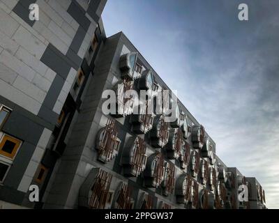 Edimburgo è la compatta capitale collinare della Scozia. Vanta un centro storico medievale e un'elegante città nuova georgiana con giardini ed edifici neoclassici. Incombe sulla città il Castello di Edimburgo, sede dei gioielli della corona scozzese e della pietra del destino, utilizzata nell'incoronazione dei governanti scozzesi. Arthur's Seat è un imponente picco di Holyrood Park con ampie vedute, e Calton Hill è sovrastata da monumenti e monumenti commemorativi. Foto Stock