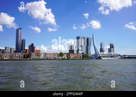 ROTTERDAM, PAESI BASSI - 9 GIUGNO 2022: Skyline di Rotterdam con ponte Erasmusbrug sul fiume Nieuwe Maas, Paesi Bassi Foto Stock