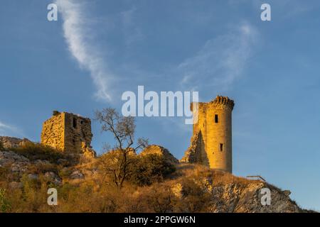 Rovine di Chateau de lÂ´Hers vicino a Chateauneuf-du-Pape, Provenza, Francia Foto Stock