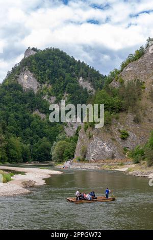 Fiume Dunajec nel Pieniny montagne al confine della Slovacchia e Polonia Foto Stock