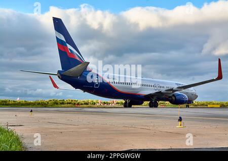 L'aeromobile Boeing sta tassando lungo la pista. Aeroporto di Talagi, Arkhangelsk, Russia, 27,08,2022 Foto Stock