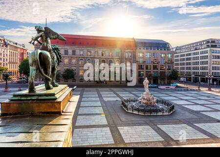 Il Monumento di Schiller sul Gendarmenmarkt all'alba, Berlino, Germania Foto Stock