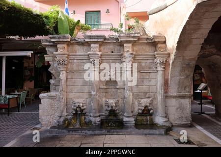 Fontana Rimondi nel centro storico di Rethymnon in calde giornate estive. Creta Foto Stock