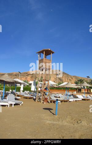 Recupera la torre di legno nella zona della spiaggia del Mar Rosso in Egitto. Sharm El Sheikh Foto Stock