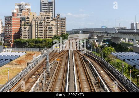 Taiwan 14 luglio 2022: Treno passa attraverso il distretto di Yingge a Taiwan Foto Stock