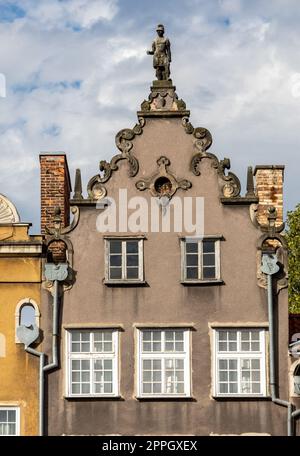 Facciata di casa storica tenement nel centro storico di Danzica. Polonia Foto Stock