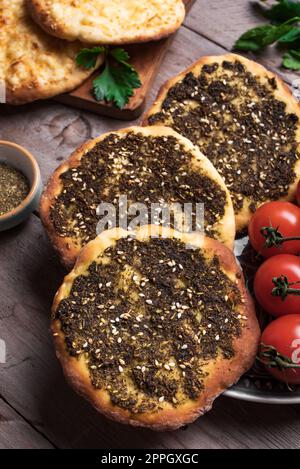 Manakeesh, pizza araba, pane piatto con spezie zaatar da vicino. Manakish di pane piatto mediterraneo fatto in casa. Foto Stock