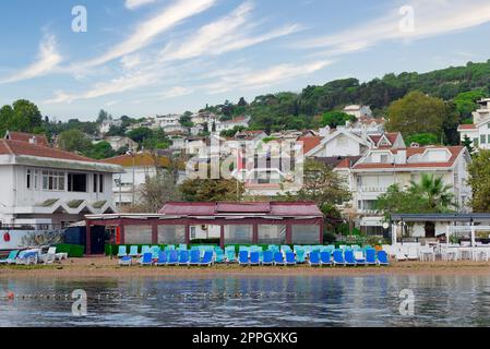 Vista dal mare di Marmara della spiaggia balneabile dell'isola di Kinaliada con lo sfondo delle verdi montagne, Istanbul, Turchia Foto Stock