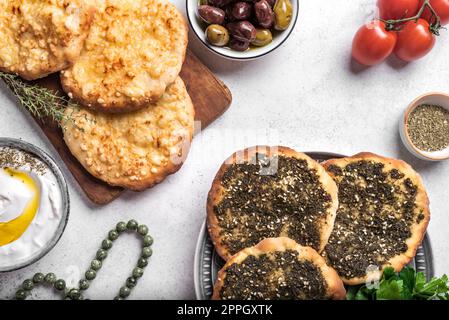 Colazione araba, yogurt labneh, pane di manakeesh o pita con formaggio e zaatar. Pasto mediorientale, cucina araba. Foto Stock