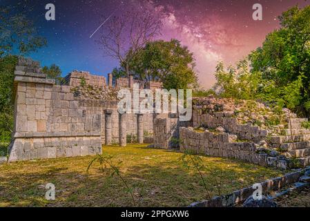 Rovine Maya di la Iglesia Chichen Itza, Yucatan, Messico, civiltà Maya con la via Lattea Galaxy Stars cielo notturno Foto Stock