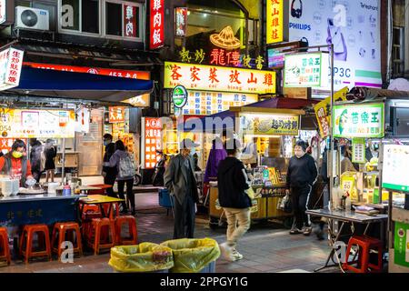 Taipei, Taiwan 02 aprile 2022: Mercato notturno di ningxia nella città di Taipei notte Foto Stock