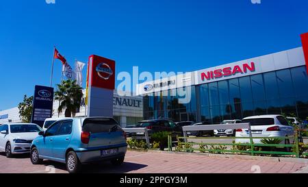 Antalya, Turchia - 17 settembre 2022: Cartello della concessionaria Nissan di fronte al negozio dello showroom Foto Stock