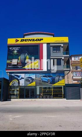 Antalya, Turchia - 17 settembre 2022: Dunlop è un marchio di pneumatici di proprietà della Goodyear Tire and Rubber Company. Foto Stock