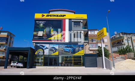 Antalya, Turchia - 17 settembre 2022: Dunlop è un marchio di pneumatici di proprietà della Goodyear Tire and Rubber Company. Foto Stock