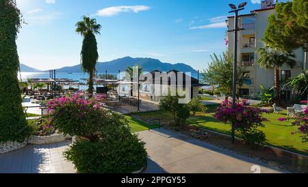 Marmaris, Turchia - 22 settembre 2022: Edificio alberghiero e cielo blu, Marmaris, Turchia Foto Stock