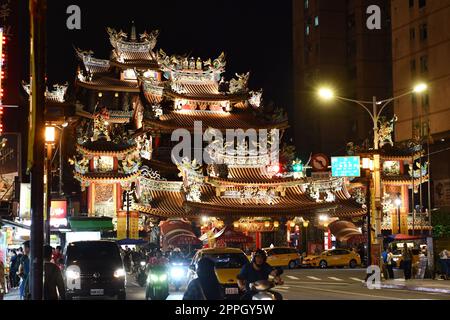 Tempio di Songshan Ciyou di notte a Taipei, Taiwan Foto Stock