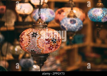 Turchia. Mercato con molte tradizionali lampade turche a mano e Lanterne colorate. Lanterne Hanging in Vendita. Souvenir popolari dalla Turchia Foto Stock