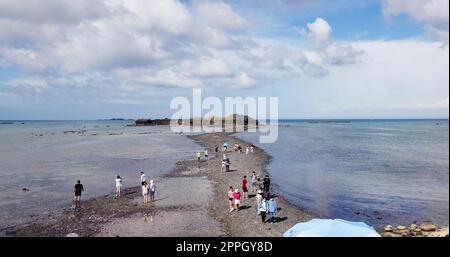 Penghu, Taiwan 25 giugno 2022: Sentiero a piedi con bassa marea che collega Kueibishan e l'Isola di Chi Yu a Penghu di Taiwan Foto Stock