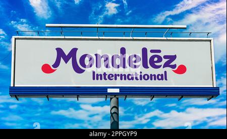 Cartellone pubblicitario con logo di Mondelez Internat. Foto Stock