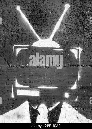 Un uomo dipendente che tiene la tv vintage invece della testa Foto Stock