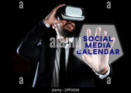 Cartello di testo che mostra il calendario dei social media. App Internet Concept utilizzate per pianificare in anticipo i post sui social network Foto Stock