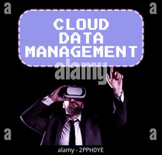 Scrittura testo visualizzazione Cloud Data Management. Approccio aziendale Una tecnica per gestire i dati su piattaforme cloud Foto Stock