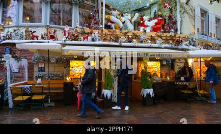 Birreria all'aperto tedesca Lowenbrau a Baden-Baden la sera Foto Stock