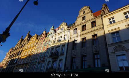 Wroclaw, Polonia - 17 aprile 2022: Il vecchio edificio nel centro di Piazza Wroclaw in Polonia Foto Stock