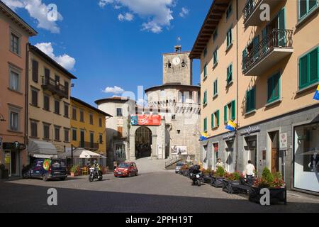 Castelnuovo di Garfagnana, Lucca, Toscana, Italia - 03 agosto 2022: Vista dalla Via Vittorio Emanuele alla Rocca Ariostesca con porta Calcinaia. Foto Stock