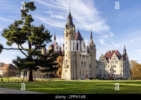 Castello di Moszna del XVII secolo, castello storico e residenza, Moszna, Opole, Polonia Foto Stock