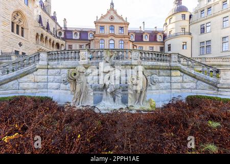 Castello di Moszna del XVII secolo, vista delle statue umane di fronte all'edificio, Moszna, Opole, Polonia Foto Stock