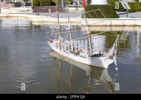 Baltic Park of Miniatures, piccola replica della nave museo Dar Pomorza, Miedzyzdroje, Polonia Foto Stock